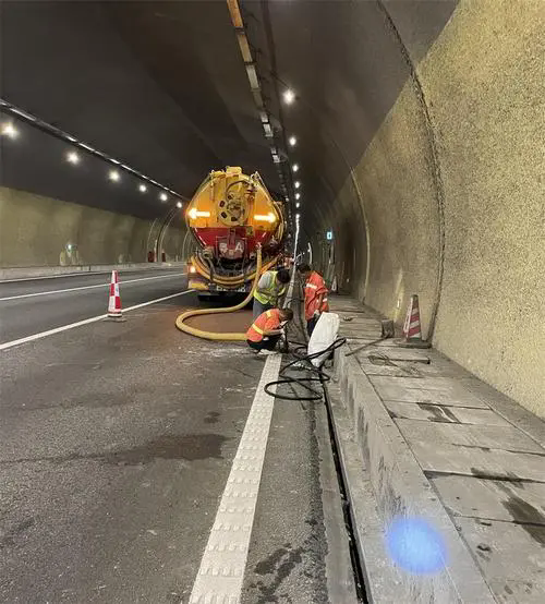 重庆隧道排水渠清淤